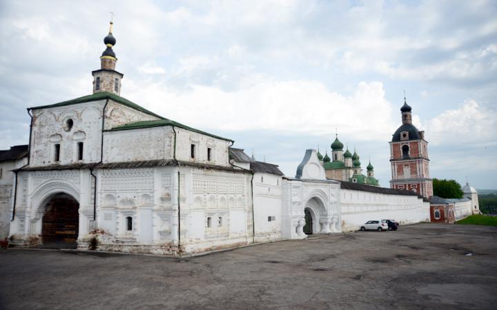 Святые ворота, палата привратника, Никольская надвратная церковь XVII в.