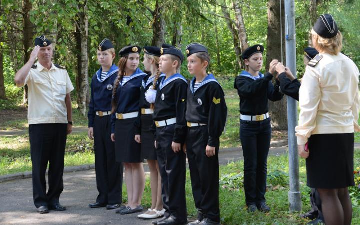Переславский Клуб юных моряков поднимает андреевский флаг.