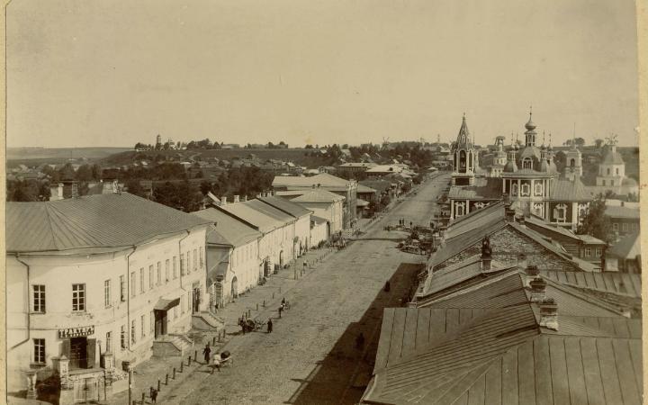 Вид на часть города с Ростовской улицы, зданием трактира Пикалева и церквями Симеоновской, Варварской, Ивана Златоуста. Вдали Никитский монастырь и Борисоглебское кладбище. Снято с колокольни Сергиевской церкви