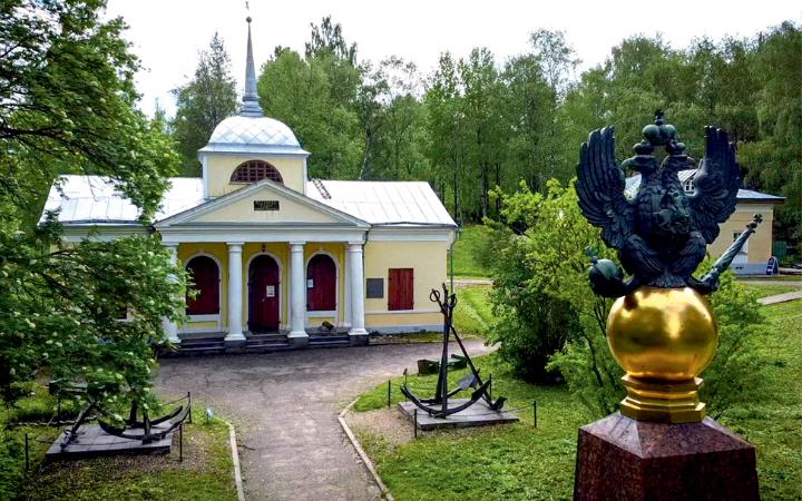 Большую площадь занимают мачты малых судов и такелаж сохранившиеся вместе с ботом "Фортуна".