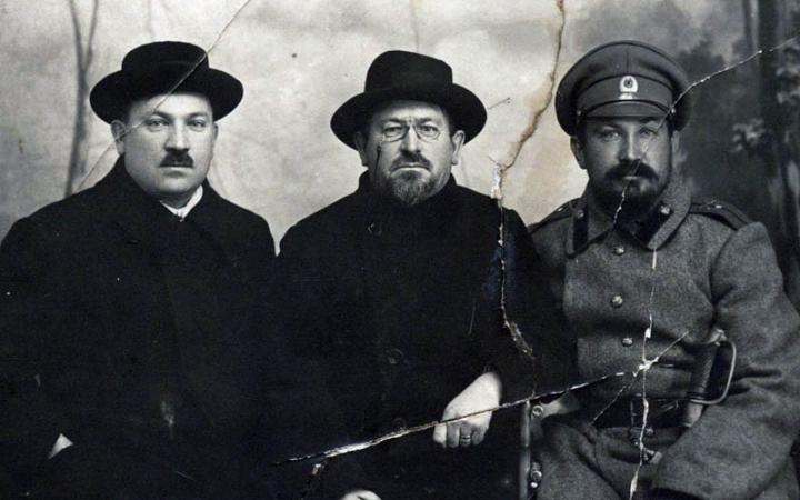 Фотопортрет групповой Братья Ганшины. В центре А.А. Ганшин (Москва 1-е сентября 1914 года).