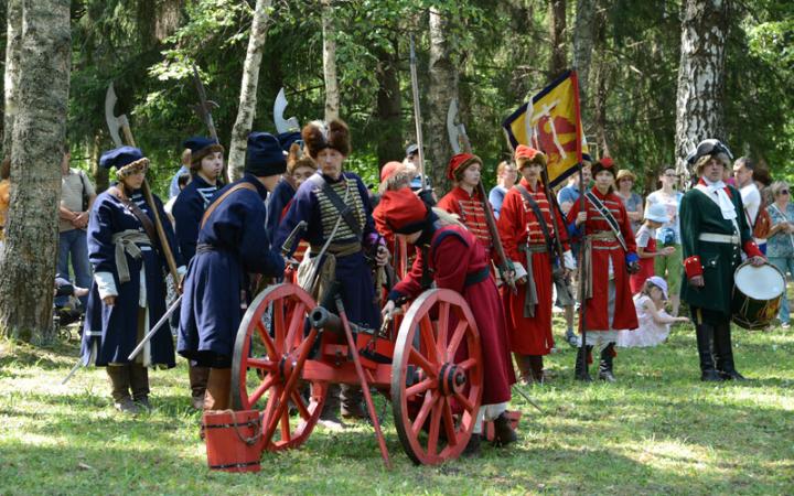 Стрелецкое войско готовится дать залп из пушки.