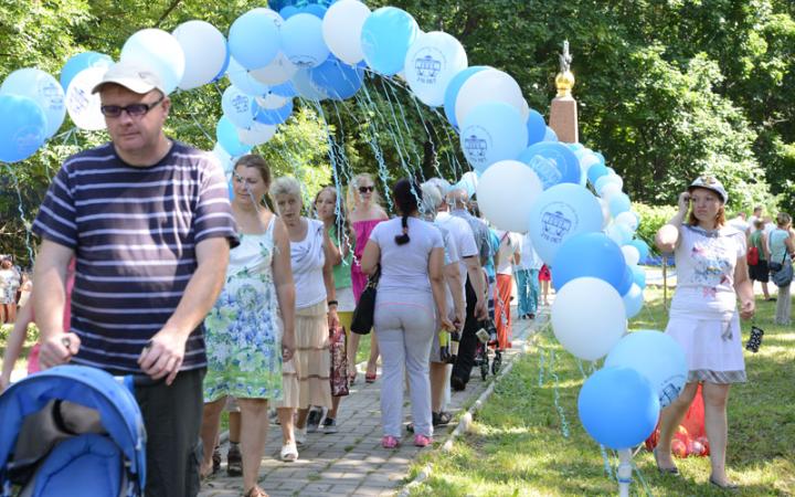 Территория в этот день украшена воздушными шарами, многолюдно и особенно прекрасная погода!