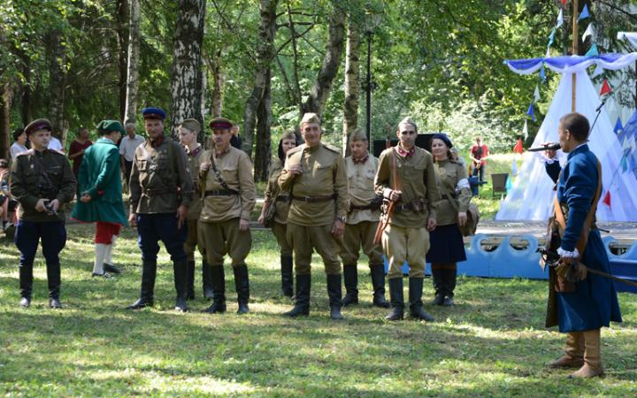 Сводный отряд реконсрукторов ВОВ готовится к салюту.