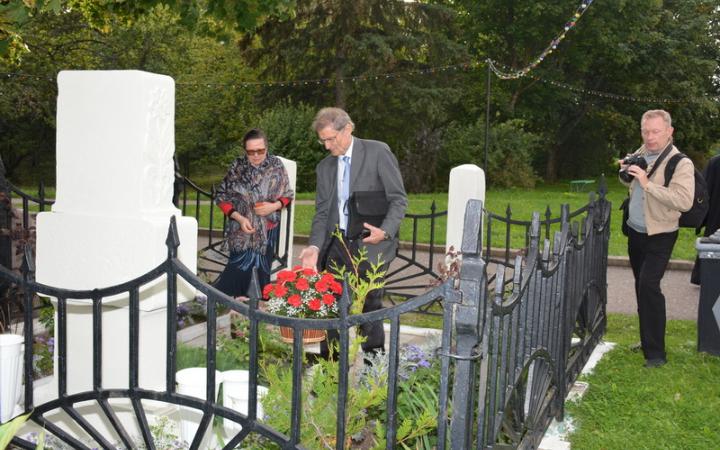 Возложение цветов на могилу Д.Н. Кардовского