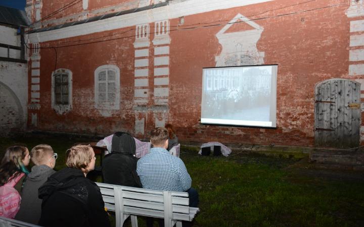 Стойкий оператор уличного кинотеатра Л.А. Левченко под дождем не покинула свой пост, и благодарная аудитория ей награда!