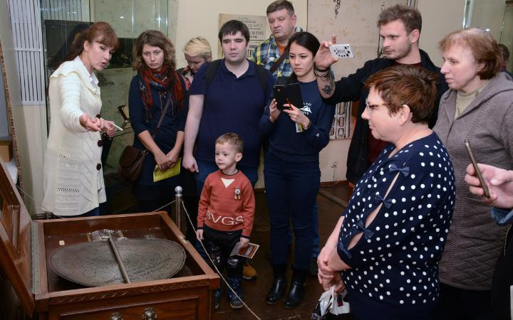 Экскурсию по выставке "Машины времени" проводит Г.Н. Кабанова. Слушаем звуки из 19 века.