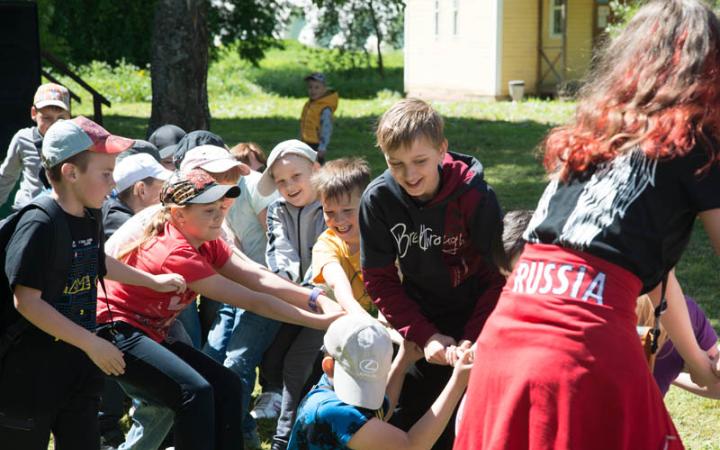 Перетягивание каната девочки против мальчиков :)