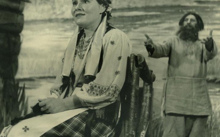 Сцена из оперы «Русалка». 1949 г. Наташа – М.М. Качанова, Мельник – Б.Г. Былинин.