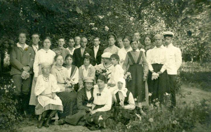 Ученики художественной школы О.Л. Делла-Вос Кардовской в городе Переславле-Залесском. 1919-1920 гг.