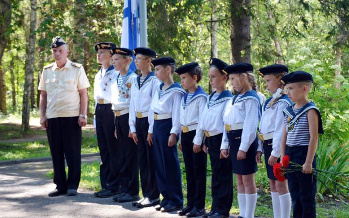 Поднимают Андреевский флаг воспитанники Клуба юных моряков, г. Переславль