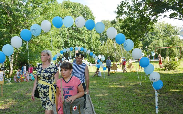 Празднично украшена аллея к Ротонде