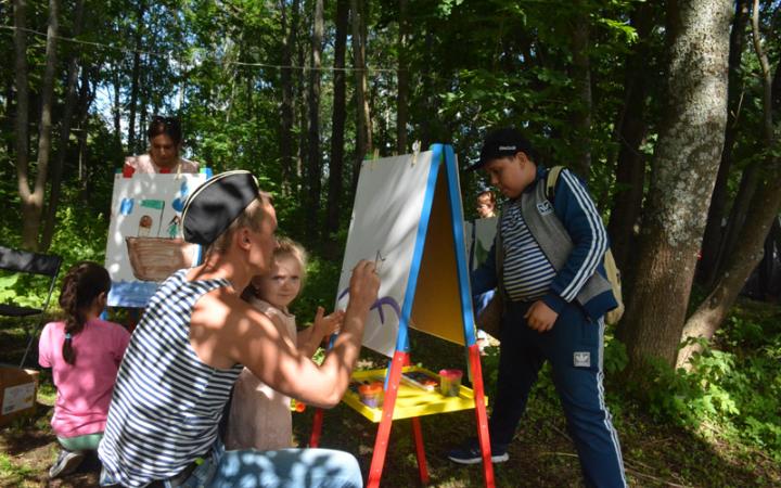 Дети и взрослые сегодня рисуют только корабли, воду и солнце!