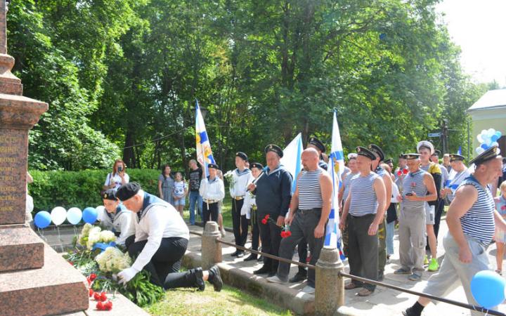 Возложение цветов к памятинку Петру Великому.